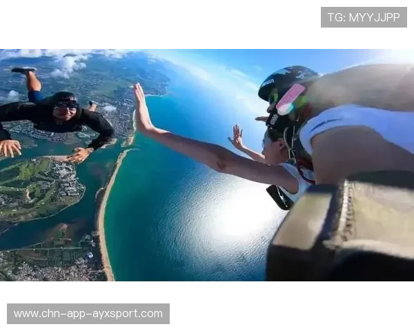 跳伞俱乐部推出“极限体验日”吸引年轻游客 跳伞俱乐部推出“极限体验日”吸引年轻游客