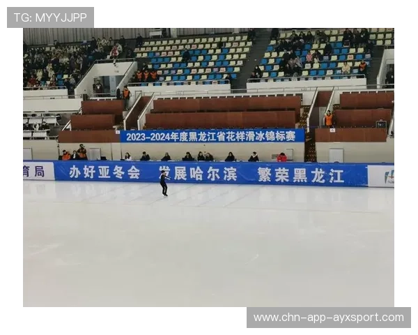 花样滑冰音乐中断，选手淡定继续表演全场鼓掌