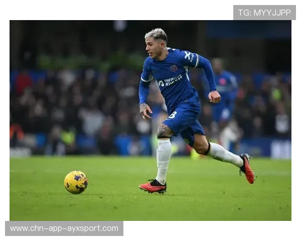 切尔西帕尔默脚下变化甩开防守后推射得手——在绿茵场上书写的极致瞬间