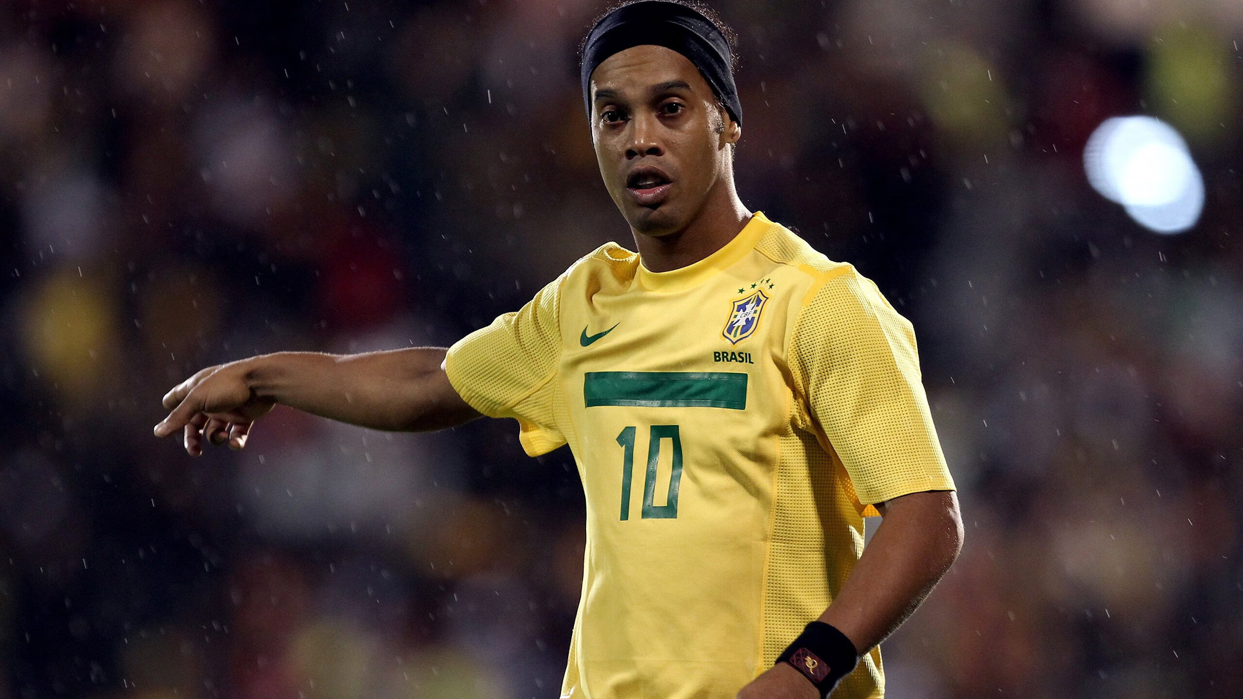 欧足联官宣:姆巴佩当选全场最佳球员,单场贡献 1 球 2 助攻,赛后评分高达 9.8 分。